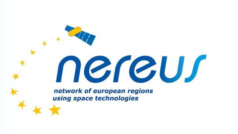 Network of European Regions Using Space Technologies Zu sehen ist ein Logo: Blauer Schriftzug Nereus auf weißem Grund mit gelben Sternen. Nereus steht für: Network of European Regions Using Space Technologies