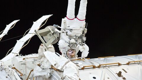 Außenarbeiten im All Außenarbeiten im All - Zu sehen ist ein Astronaut im weißen Weltraumanzug mit Helm, der im Weltall Arbeiten an einem weißen Element durchführt.