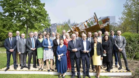 Hessische Landesregierung verabschiedet Raumfahrtstrategie des Landes bei EUMETSAT Das Kabinett der Hessischen Landesregierung beim Gruppenbild mit Vertretern von EUMETSAT.