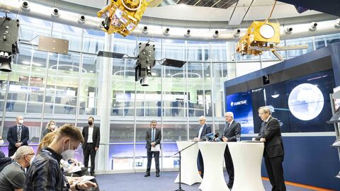 Hessische Landesregierung verabschiedet Raumfahrtstrategie des Landes bei EUMETSAT Ministerpräsident Bouffier, Wirtschaftsminister Al Wazir und Prof. Dr. Wörner bei einer Pressekonferenz.