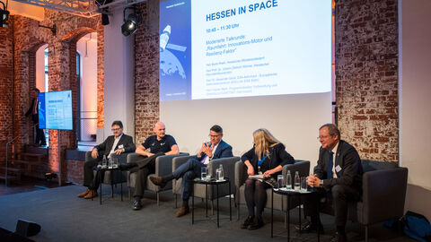 Moderierte Talkrunde mit Ministerpräsident Boris Rhein, Prof. Dr. Johann-Dietrich Wörner, Dr. Alexander Gerst und Cristian Bank Moderierte Talkrunde mit Ministerpräsident Boris Rhein, Prof. Dr. Johann-Dietrich Wörner, Dr. Alexander Gerst und Cristian Bank