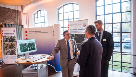 Der Stand der hessischen Verwaltung für Bodenmanagement und Geoinformation Der Stand der hessischen Verwaltung für Bodenmanagement und Geoinformation