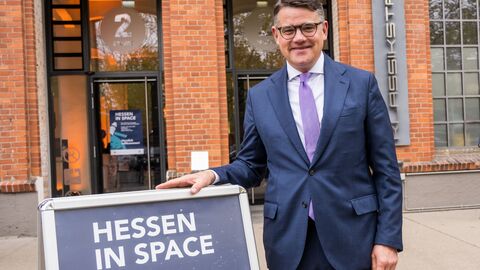 Ministerpräsident Boris Rhein am Eingang zur Veranstaltung Hessen in Space