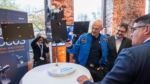 ESA-Astronaut Dr. Alexander Gerst erläutert die Technik des EUMETSAT Satelliten