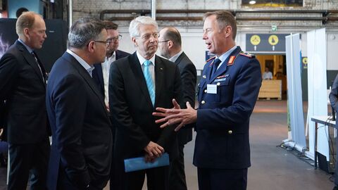 Der Hessische Ministerpräsident im Gespräch mit Herrn Generalmajor Michael Traut Der Hessische Ministerpräsident im Gespräch mit Herrn Generalmajor Michael Traut