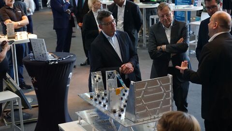 Der Hessische Ministerpräsident besucht den Stand des Frauenhofer LBF Stand Frauenhofer LBF