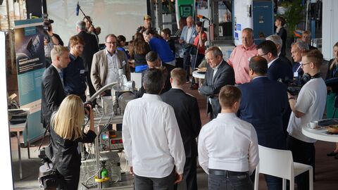 Perspektive auf den Rundgang über die Ausstellerfläche Rundgang Ausstellerstände