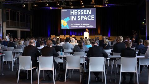 Blick in den Podiumsbereich Blick in den Podiumsbereich