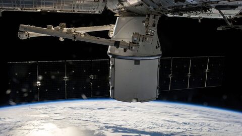 Satellit im All Aufnahme mit Sicht auf Satellit und Teilabschnitt Erde