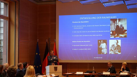 Prof. Dr. Stephan Hobe vom Institut für Luft- und Weltraumrecht Cyberrecht, Universität zu Köln