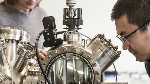 Studierende bei der Inspektion einer Ultrahochvakuumanlage für Oberflächenuntersuchungen (AG Schirmeisen, JLU Gießen).