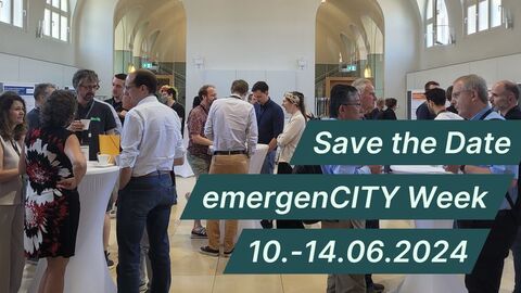 emergenCITY Week Menschen, die sich an Stehtischen während einer Veranstaltung unterhalten