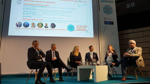Talkrunde "Hessen in Space" auf der W3+FAIR in Wetzlar Talkrunde beim Event "Hessen in Space" auf der W3+FAIR in Wetzlar