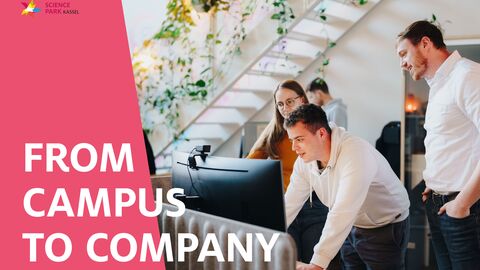 Veranstaltungsbanner zeigt junge Menschen, die gemeinsam interessiert am PC arbeiten.