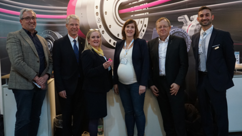 Herr Prof. Dr. Peter Klar, Herr Dr. Thomas Reiter, Frau Sabine Groth, Frau Dr. Henrike Jakob, Herr Prof. Dr. Johann-Dietrich Wörner, Herr Emre Dinler Gruppenfoto Event Hessen in Space auf der W3+Fair in Wetzlar