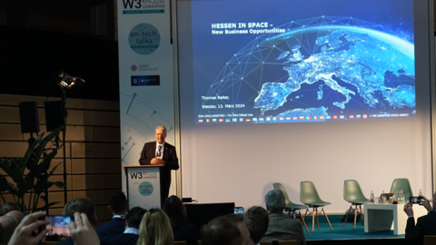 Herr Dr. Thomas Reiter W3+FAIR Herr Dr. Thomas Reiter bei seinem Vortrag auf der W3+FAIR in Wetzlar