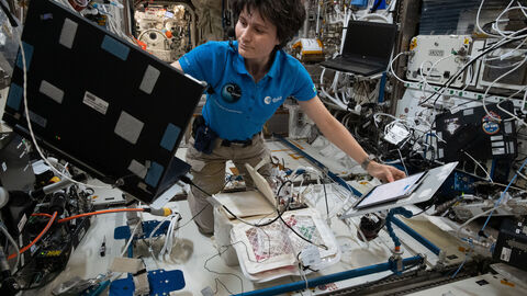 Samantha Cristoforetti performs Acoustic Diagnostics aboard the ISS Samantha Cristoforetti führt akustische Diagnostik an Bord der ISS durch