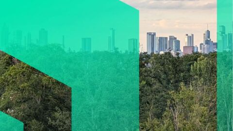 Abbildung ener Stadtkulisse, oberhalb Himmel, unterhalb Waldfläche