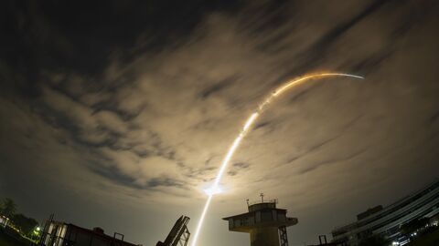 Eine Rakete wird in den Orbit geschossen. Zu sehen ist sie aus der Froschperspektive